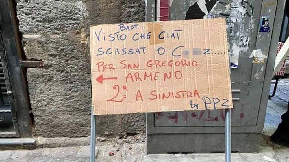 Cartello anti turisti a San Gregorio Armeno: esplode la polemica in città