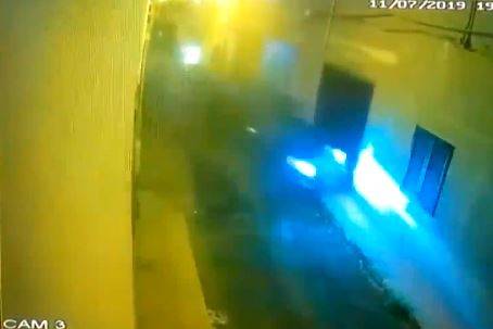 Un frame del video della telecamera di videosorveglianza in cui si vede il Suv sbandare e finire sul marciapiedi