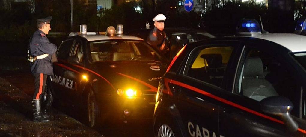 Reggio Emilia, follia al bar: albanese minaccia clienti e ferisce carabinieri