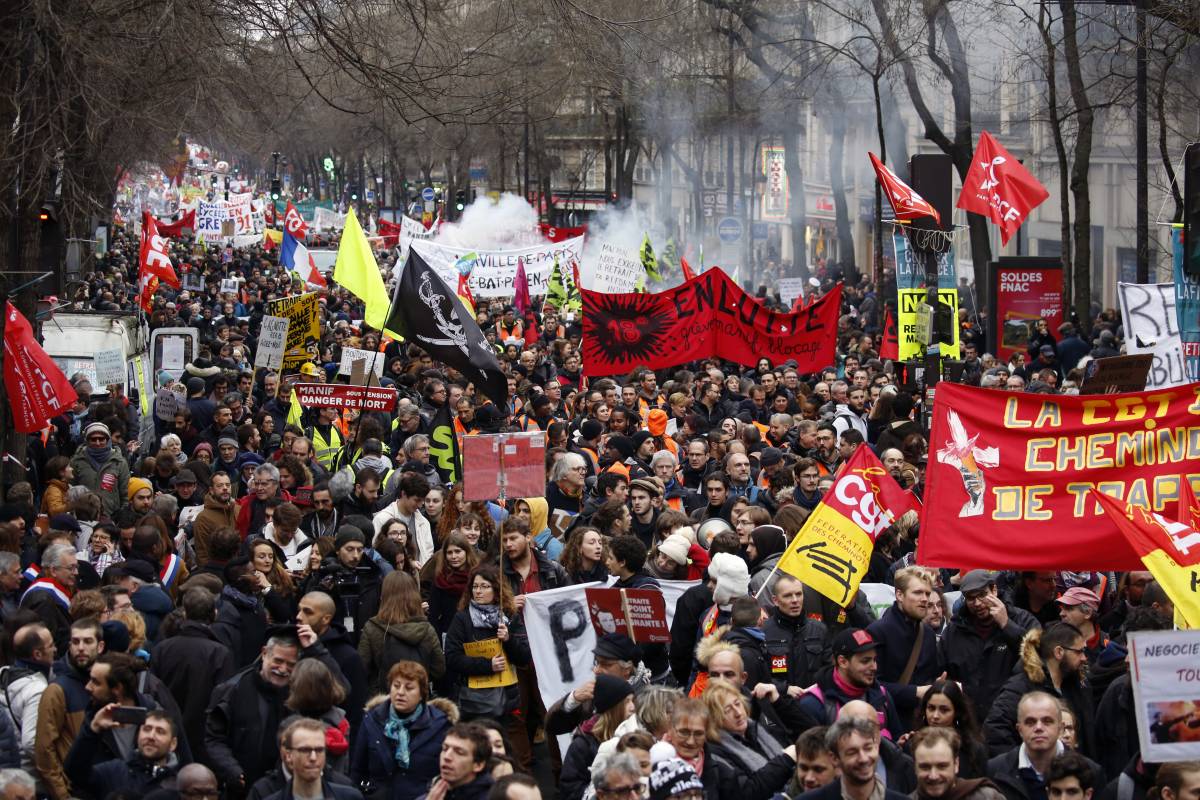 Parigi ripiomba nel caos e il governo sospende la riforma sulle pensioni