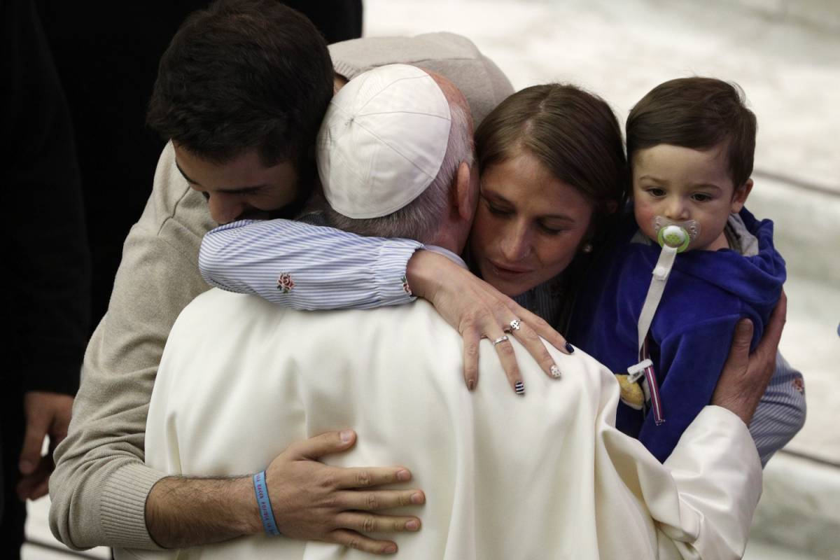 Il Papa battezza 32 bimbi: "Se hanno fame allattateli, qui nella Cappella Sistina"