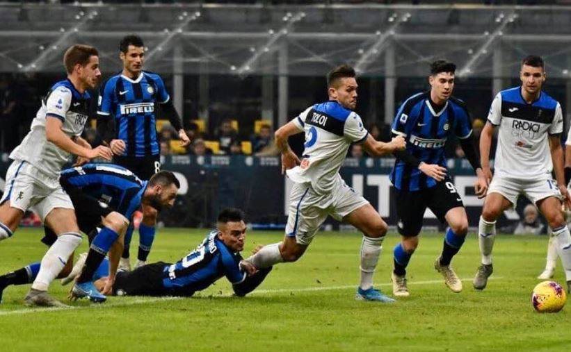 "Rigore netto", "Zapata spinge Lautaro". Guerra social tra i tifosi di Inter e Atalanta