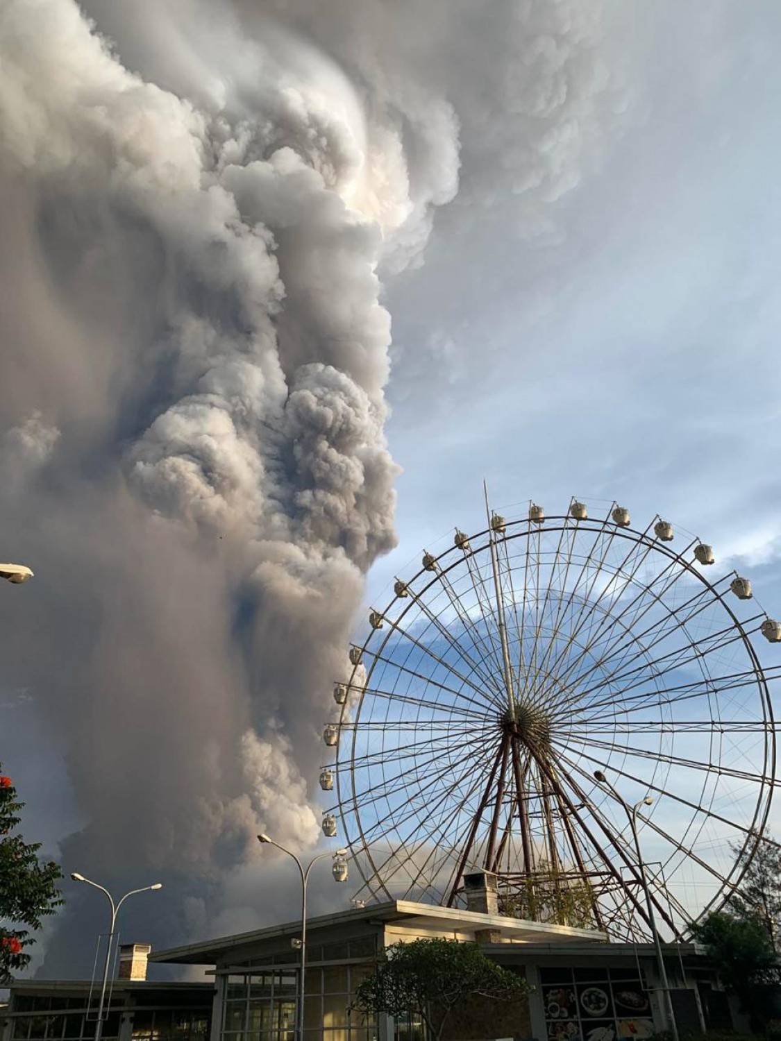 Filippine, cenere e fumo dal vulcano Taal: evacuate migliaia di persone