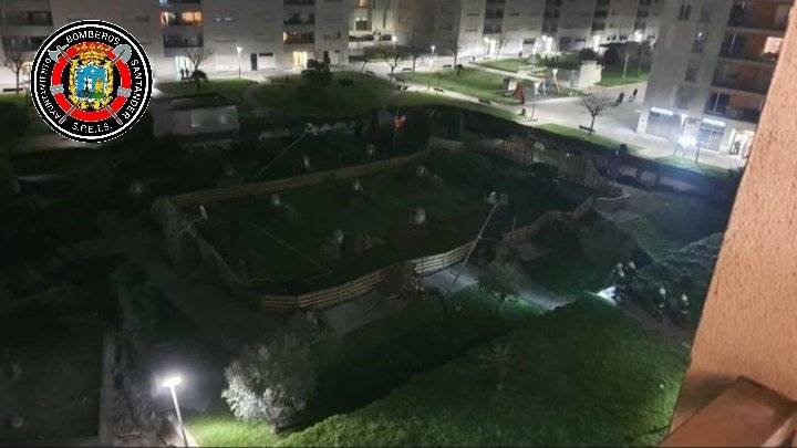 Spagna, un parco giochi collassa sul parcheggio sotterraneo