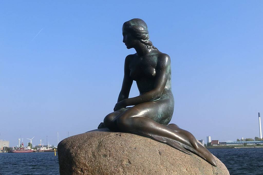 Copenaghen, scritte pro-Hong Kong sulla statua della Sirenetta
