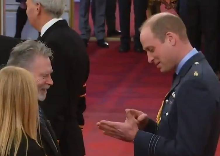 Il principe William usa il linguaggio dei segni a ​Buckingham Palace, il suo gesto conquista tutti