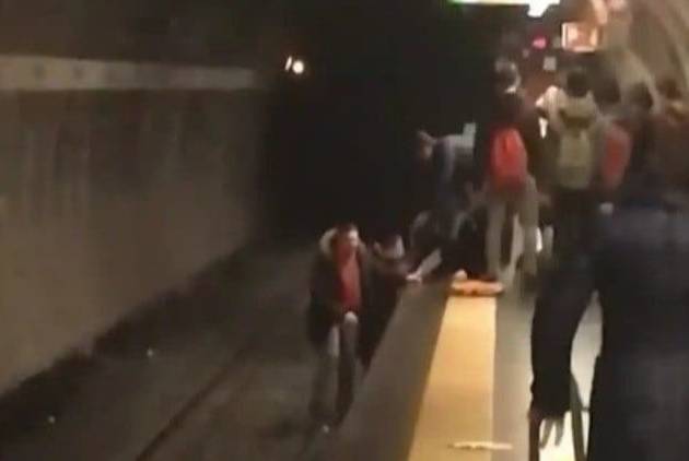 Minaccia suicidio in metro: i passeggeri la salvano