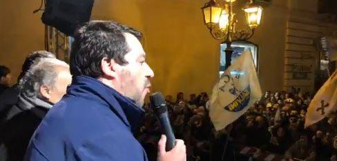 Salvini risponde ai contestatori: "Andate a fischiare chi ha distrutto la Calabria"