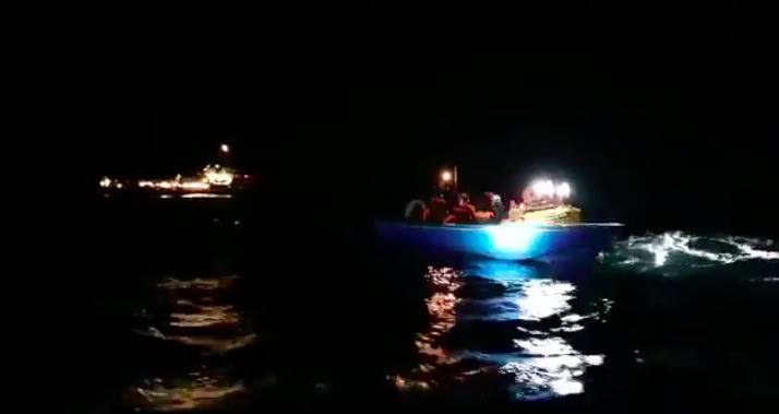 Ocean Viking di nuovo in mare e carica a bordo altri migranti