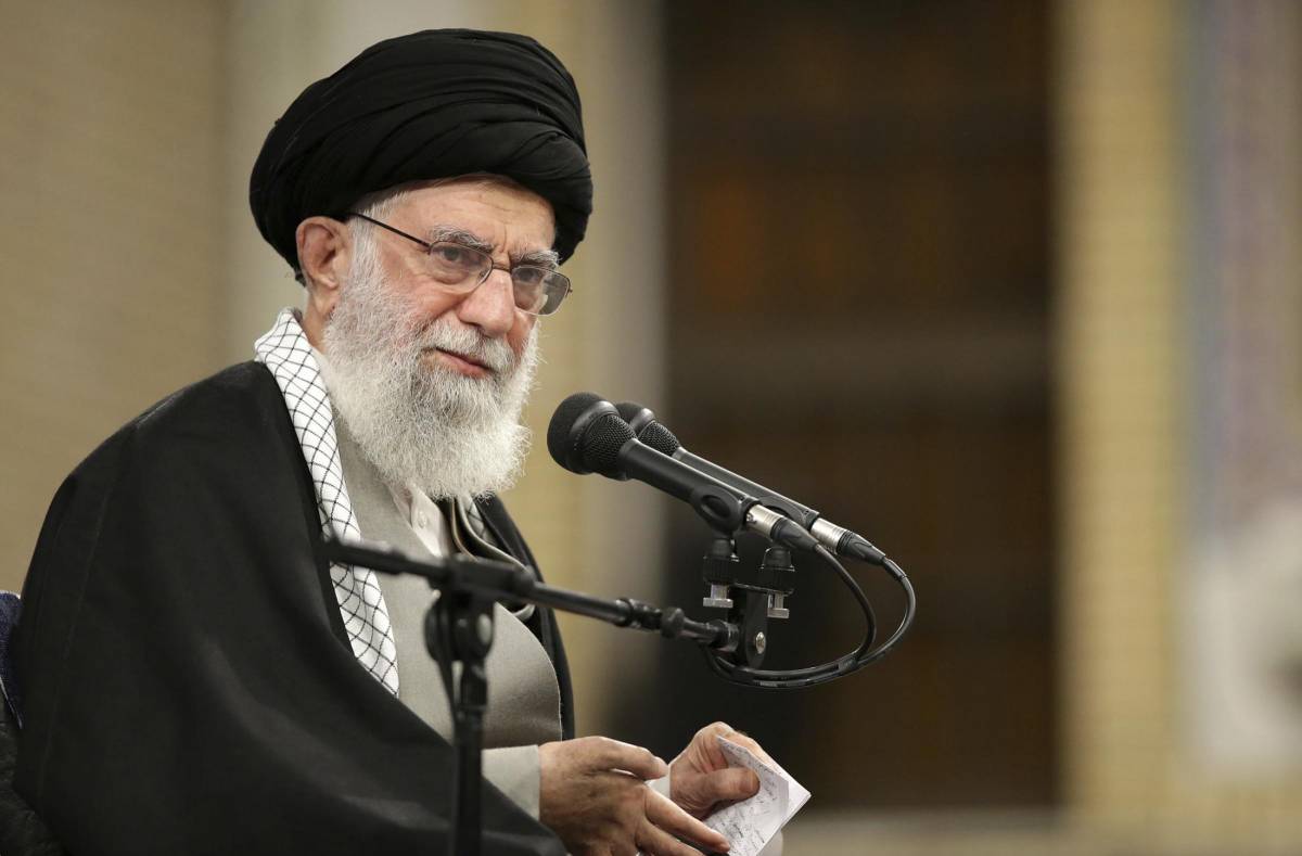 La preghiera anti-Usa dell'ayatollah Khamenei: "Trump è un pagliaccio"