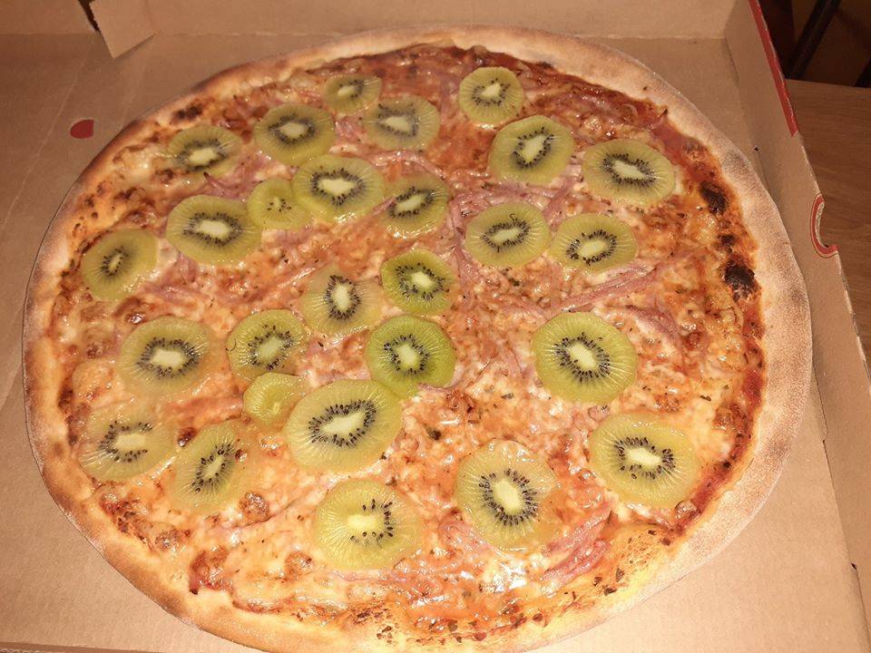 Arriva la pizza con il kiwi, l'inventore: "Dall'Italia minacce di morte"