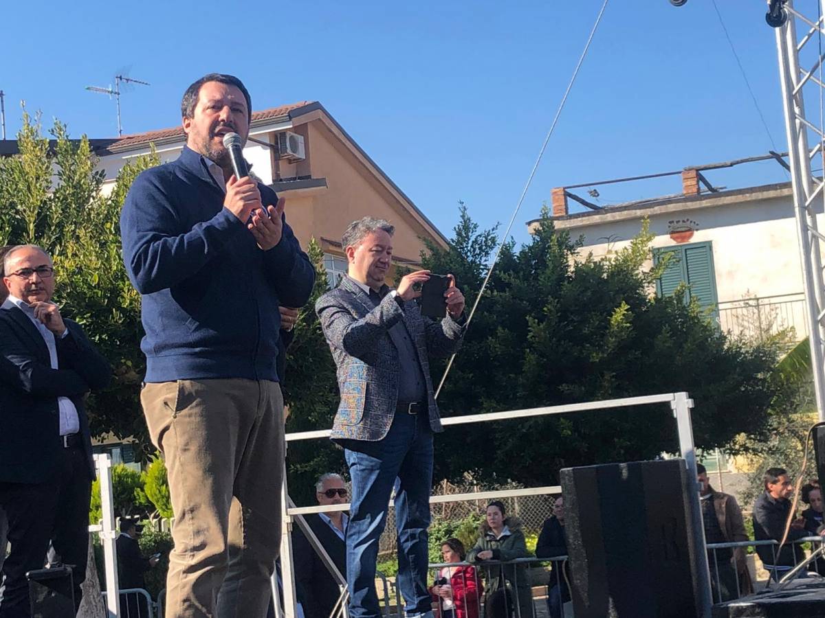 Salvini durante il suo comizio a Riace