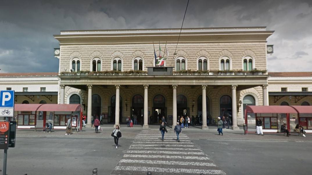 Bologna, pugni e calci sul treno: marocchino aggredisce e rapina uomo