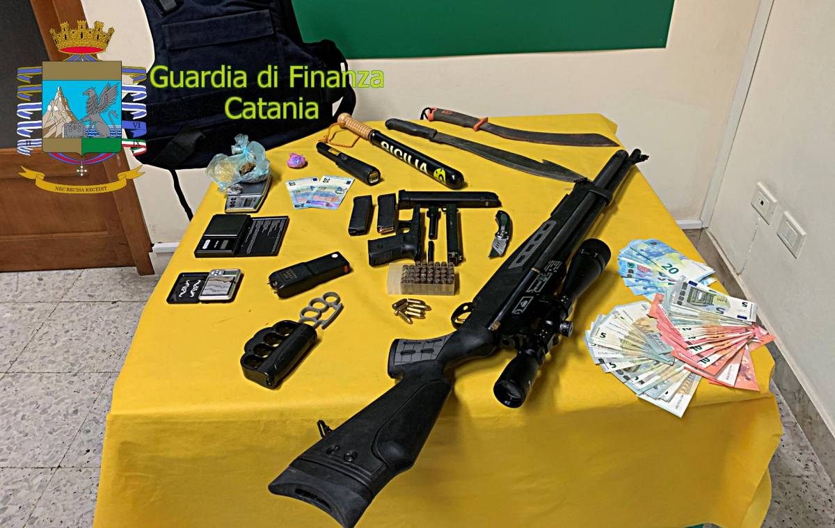 Nascondeva nel suo lido droga, armi e denaro: catanese finisce in manette