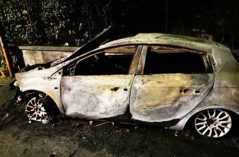 Auto bruciata al sindaco: la prefettura ordina la vigilanza