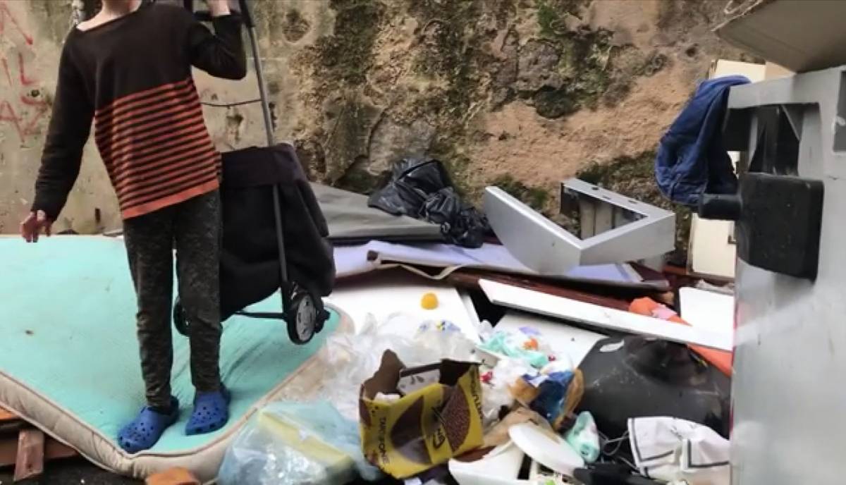 Il video choc a Napoli: una bambina filmata mentre scava nei rifiuti