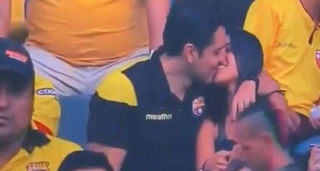 Ecuador, bacia l'amante durante la partita: ripresi dalle telecamere