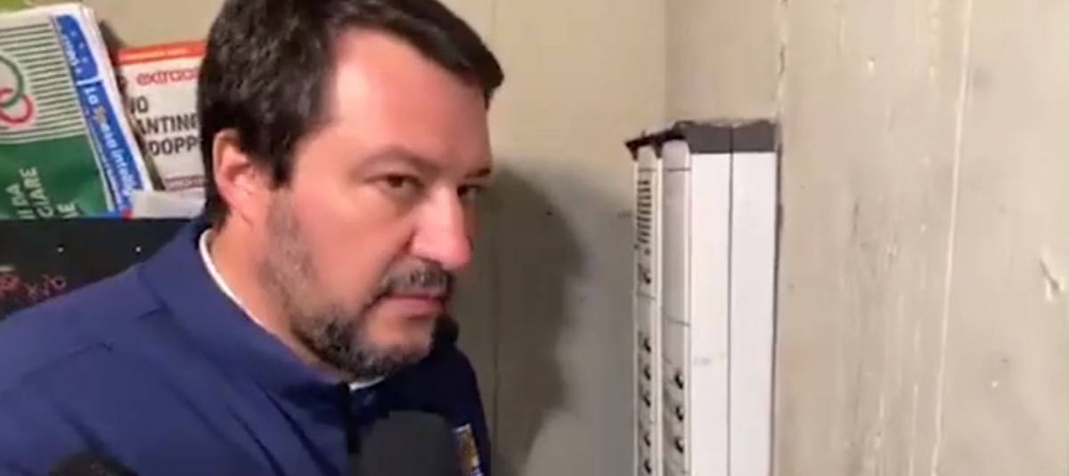 Salvini nel "fortino" dei pusher. Blitz tra urla, insulti e petardi