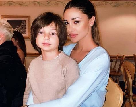 belen insieme al figlio santiago ma c e chi critica non gli tagli i capelli per migliorarlo ilgiornale it