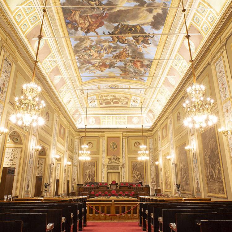 La Sala d’Ercole è il luogo nel quale si riuniscono, dal 1947, i deputati dell’Assemblea Regionale Siciliana