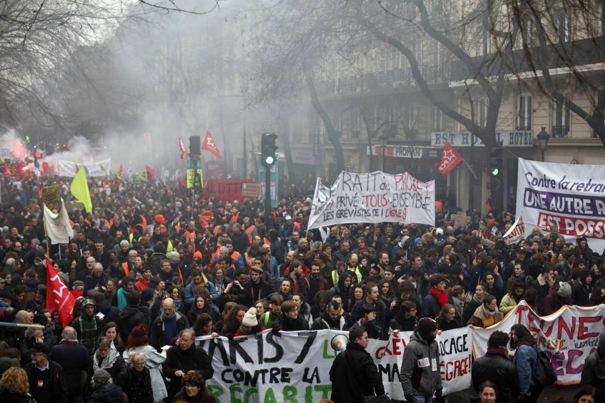 Tutti contro Macron: sindacati annunciano l'assedio di Parigi
