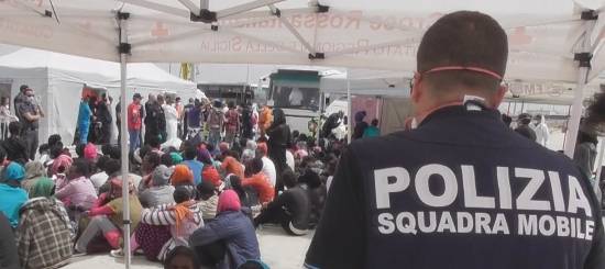 Migranti, condannato lo scafista che trafficava uomini in Sicilia