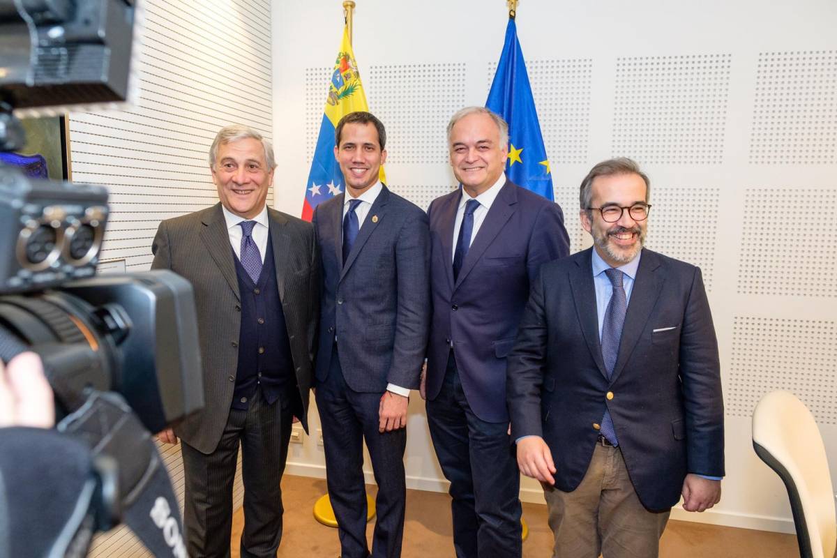 Venezuela, Tajani incontra Guaidò e bacchetta l'Italia: "Deve fare di più"