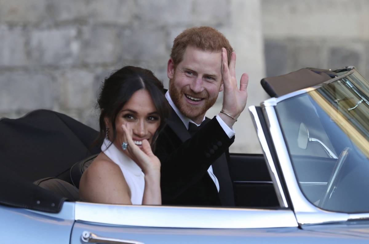 Meghan finge di amare Harry? Il duro attacco d Germaine Greer
