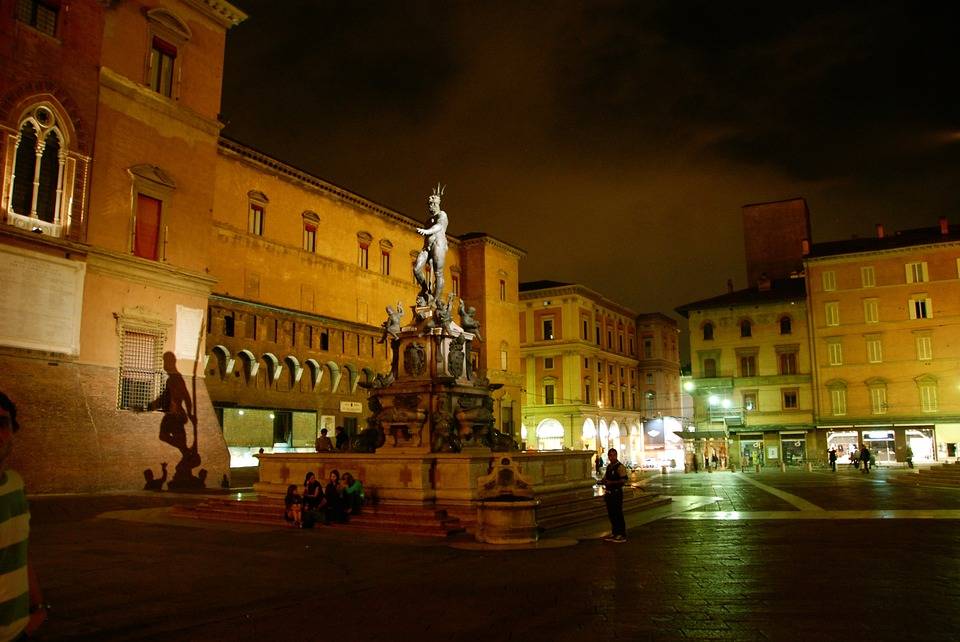 Bologna, pachistano aggredisce tre donne in centro nella stessa serata