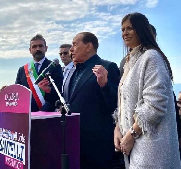 Berlusconi vede rosa "Calabria abbandonata ma risorgerà con Jole"