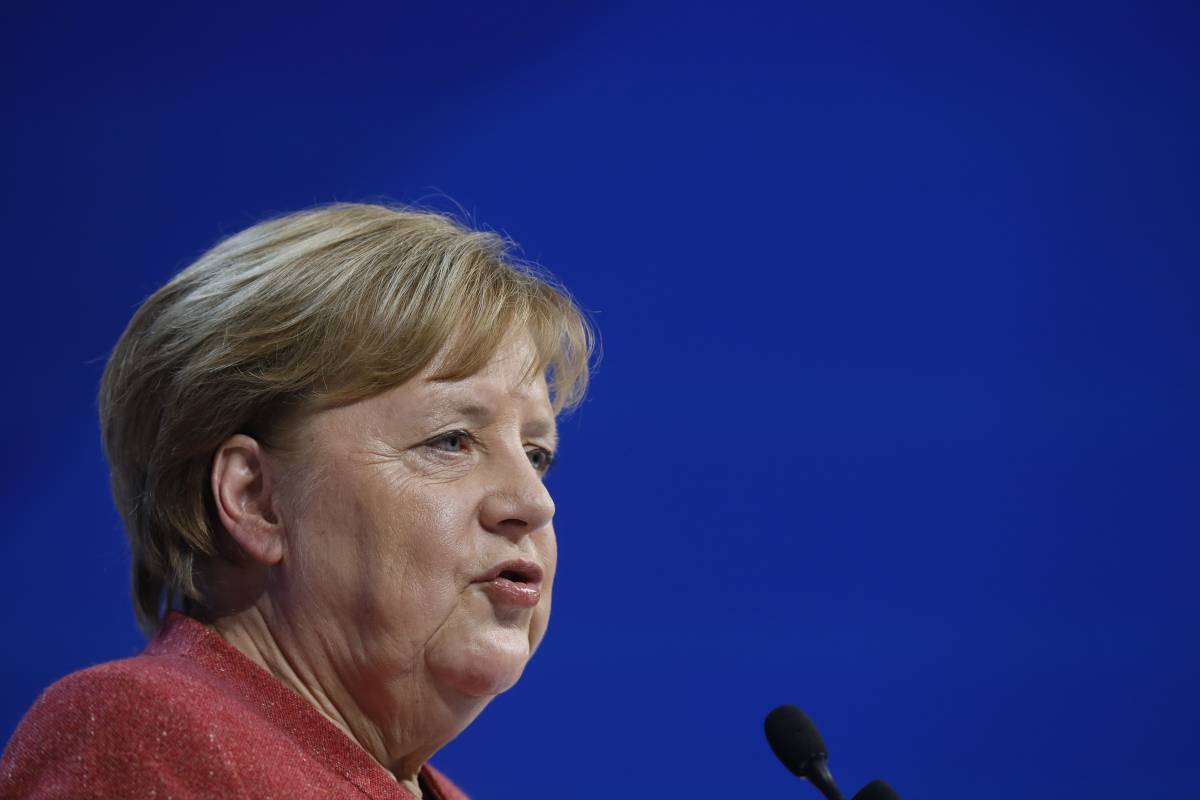 Merkel si vanta di aver spolpato i greci: "Io cattiva? Grazie all'austerity ora mi ringraziano”