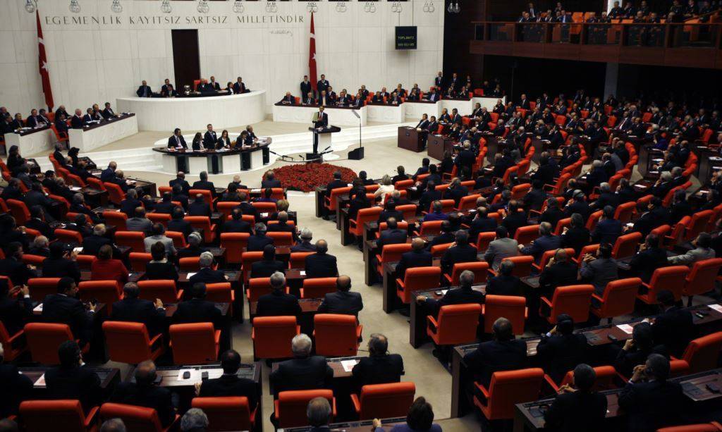 Turchia, polemiche per la legge che permette agli stupratori di minorenni di sposare le loro vittime