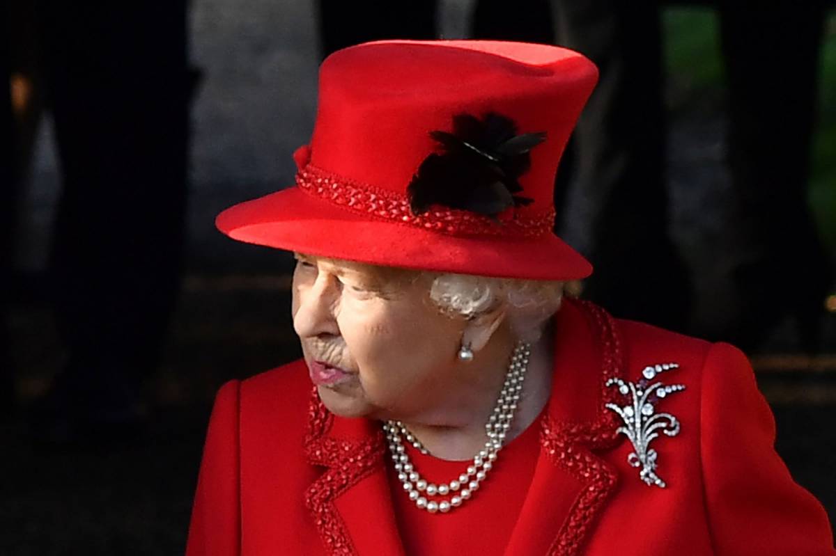 Paura per la regina Elisabetta: "Evento cancellato per un malore"