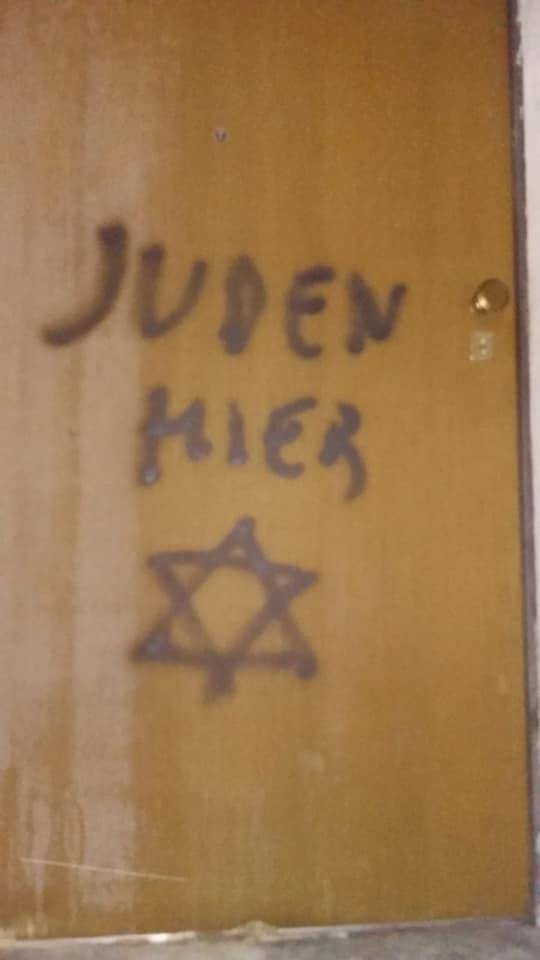 Scritta a casa della deportata. In tedesco: "Qui c'è un ebreo"