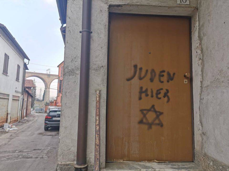 Scritta choc sulla porta della deportata, il vescovo di Mondovì: "Inqualificabile gesto di odio razziale"