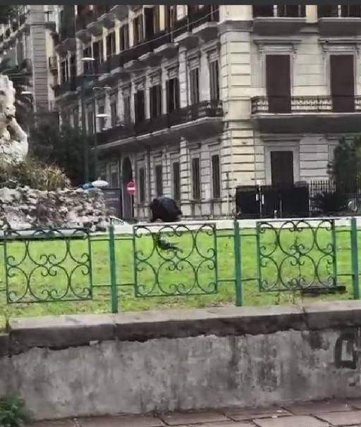 Fa i bisogni nella storica piazza Sannazzaro: la denuncia con video di un cittadino napoletano