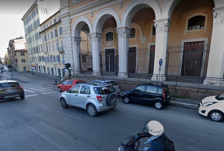 Rapina gelateria e ferisce dipendente con un taglierino