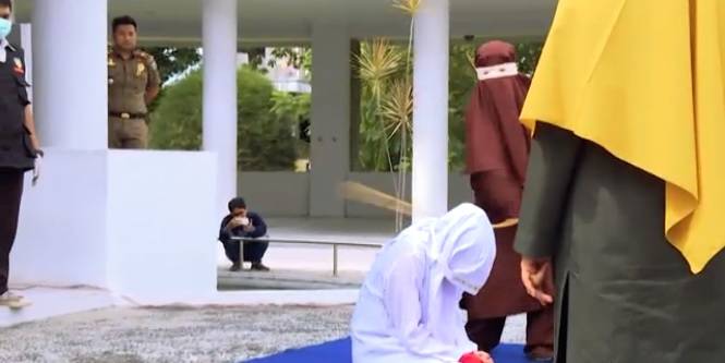 Indonesia, fa sesso prima del matrimonio: boia (donna) la frusta in piazza