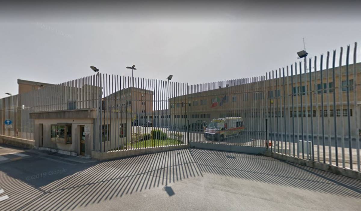 Ancona, detenuto magrebino si ferisce con lamette e pesta agenti