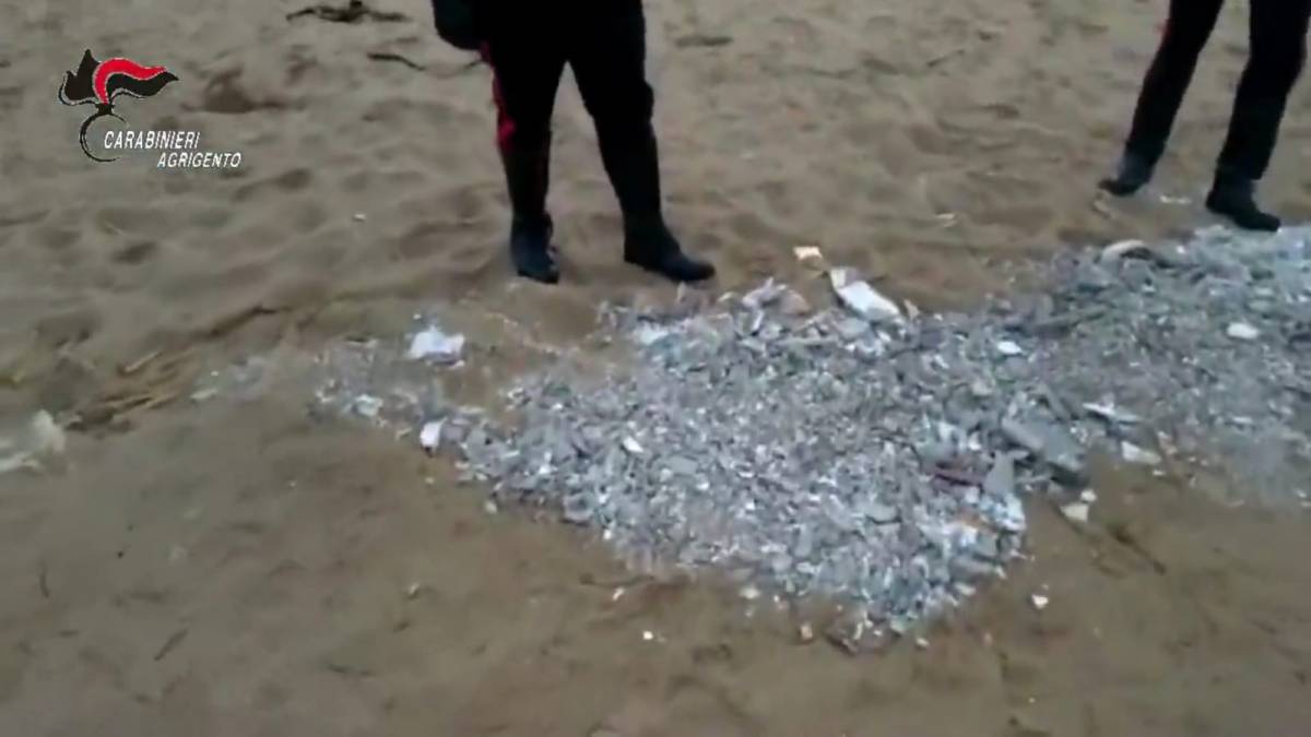 Sorpresi a sotterrare rifiuti speciali in spiaggia: scatta la denuncia per due uomini
