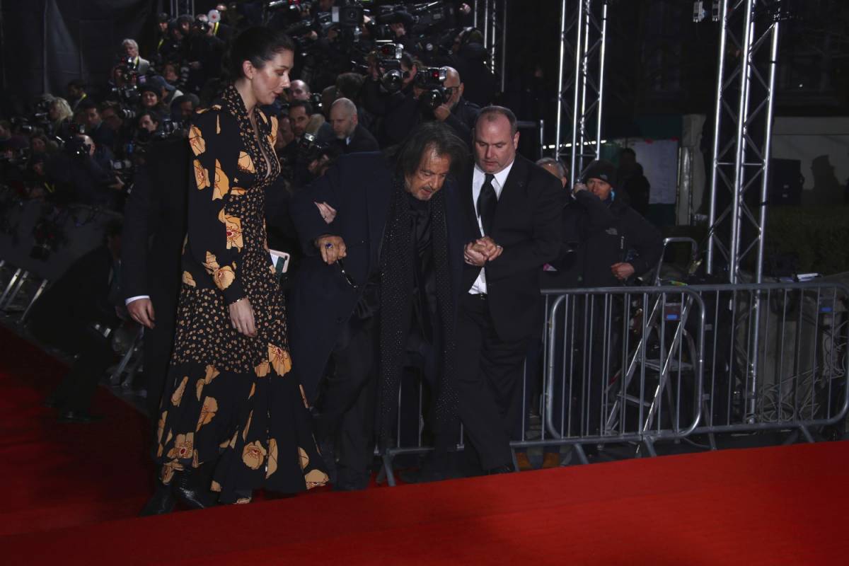 Bafta Awards, Al Pacino inciampa e cade sul red carpet
