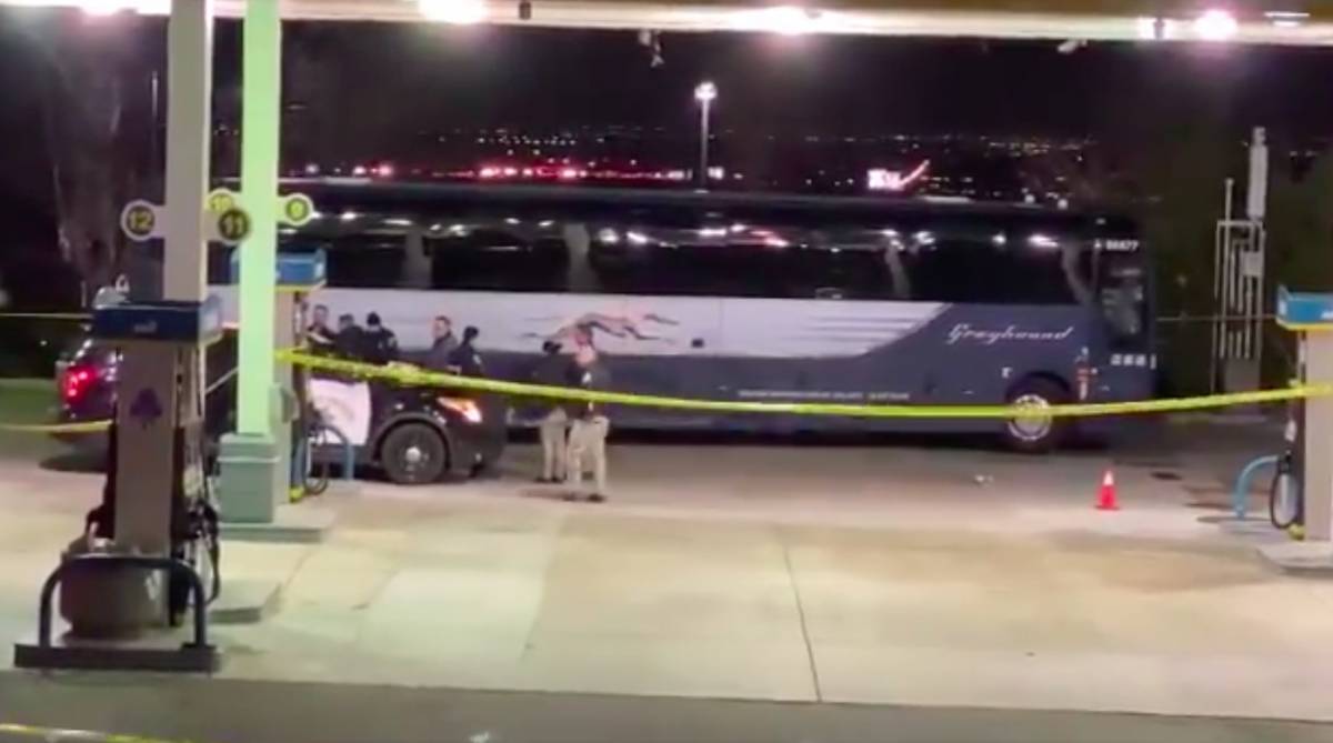 California, passeggero apre il fuoco sul bus: un morto e cinque feriti
