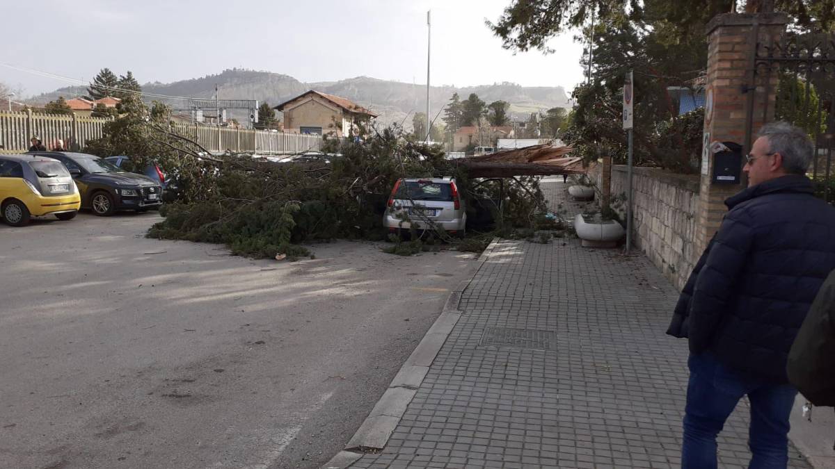 Il vento sferza l'Italia: a Pescara sfiorata la tragedia