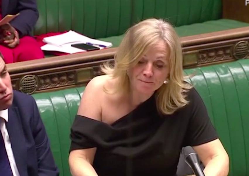Deputata inglese insultata per la spalla nuda in aula: "Non sono una prostituta"