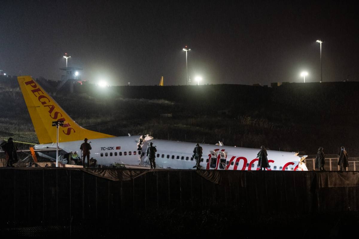 Inferno all'atterraggio: aereo spezzato e in fiamme. Feriti in 120, piloti gravi