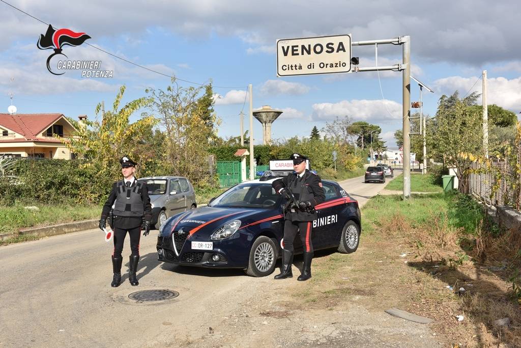Violenza a Potenza: immigrato aggredisce i carabinieri
