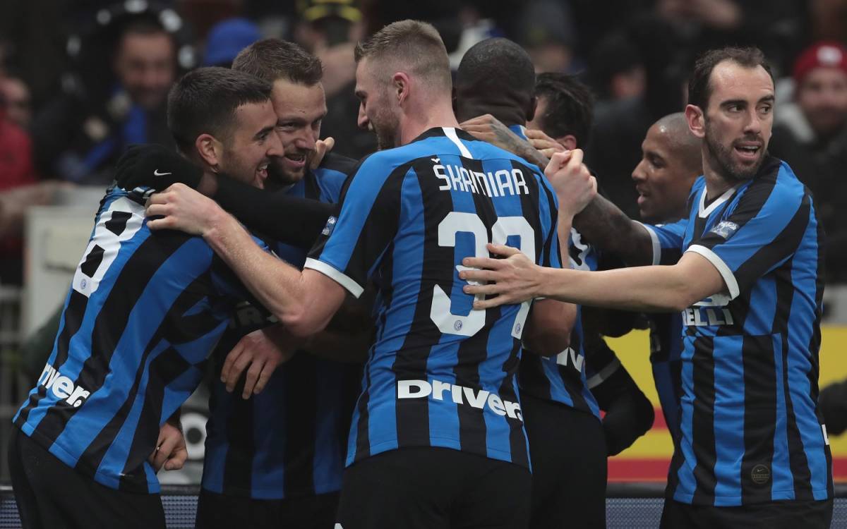 L'Inter ribalta il Milan da 0-2 a 4-2: nerazzurri primi in classifica