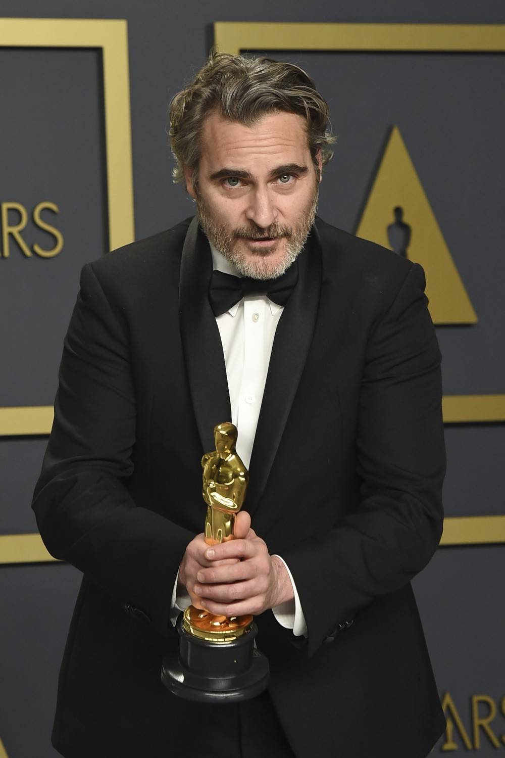 Joaquin Phoenix dedica l'Oscar al fratello: "Corri verso il rifugio con amore e la pace seguirà"