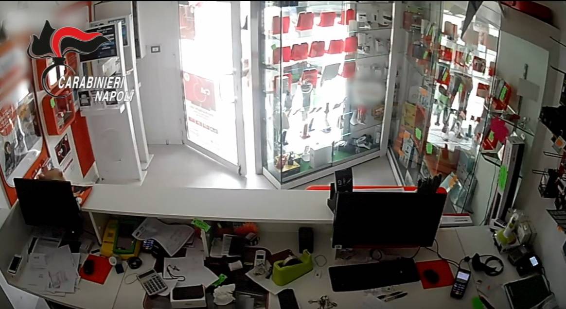 Rubarono 70 smartphone in un negozio di Quarto: carabinieri arrestano due uomini