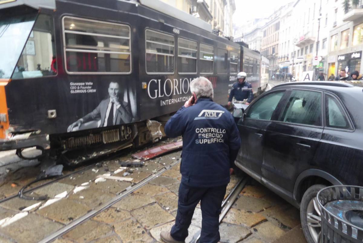 Attimi di paura a Milano: auto si scontra con tram, un mezzo deraglia